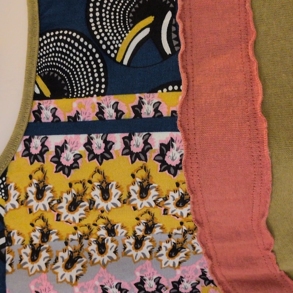 easel Floral Swing Top - Picture 2 of 10